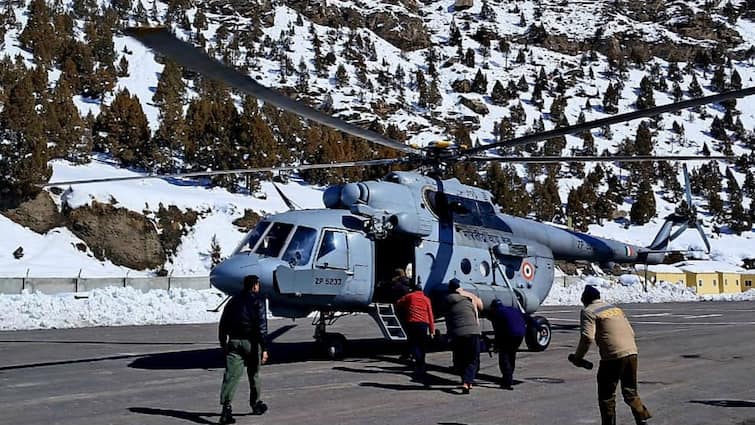 Himachal News Lahaul Spiti Heavy Snowfall Air Force saved life Elderly Person by airlifting him Sent Hospital ann Himachal News: भारी बर्फबारी से रास्ता बंद होने पर वायुसेना ने बुजुर्ग की बचाई जान, एयरलिफ्ट कर पहुंचाया हॉस्पिटल