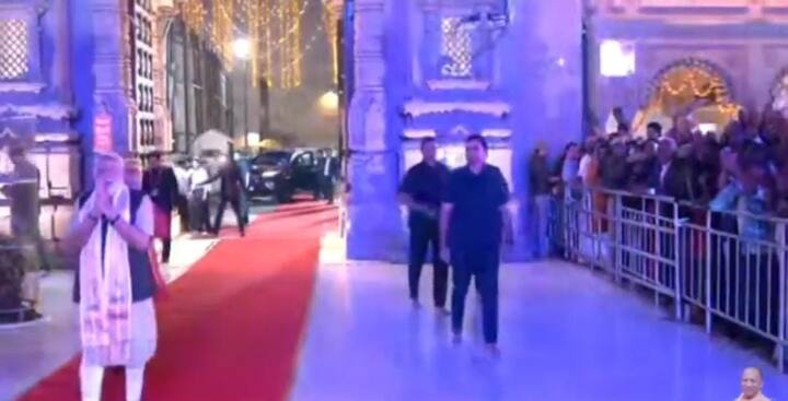 हवाई अड्डे से बाहर निकलने के बाद पीएम मोदी ने रोड शो किया. 28 किलोमीटर लंबे रोड शो में पीएम मोदी को देखने जनता सड़कों पर कतार में नजर आई.