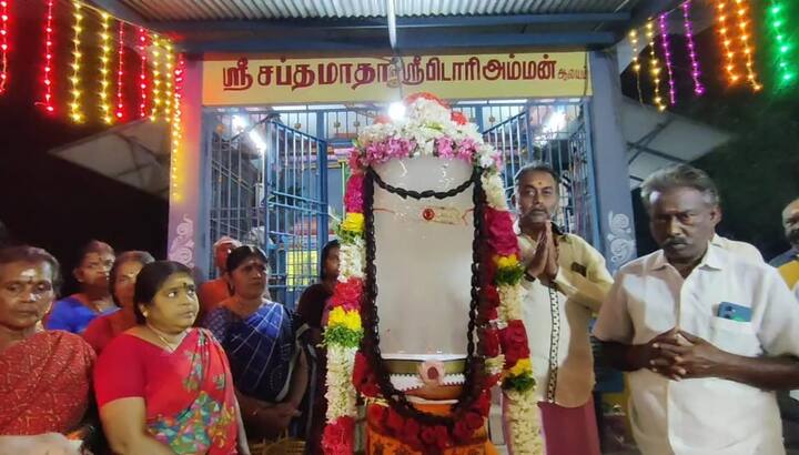மயிலாடுதுறையில் சிவராத்திரியை முன்னிட்டு பனிக்கட்டியால் 6 அடி உயரம் சிவலிங்கம் அமைக்கப்பட்டு பொதுமக்கள் சிறப்பு வழிபாடு செய்தனர்.