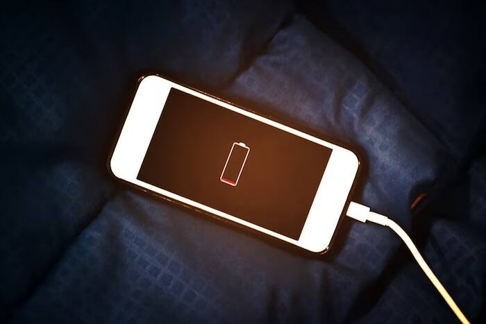 iPhone and Tech News: જો તમે iPhone યૂઝર છો, તો અમે તમારા માટે એક એવી ટ્રિક લઈને આવ્યા છીએ જેની મદદથી તમારી બેટરી લાંબા સમય સુધી ખતમ નહીં થાય. આના માટે તમારે વધારે કંઈ કરવાની જરૂર નથી અને માત્ર સેટિંગ્સમાં થોડો ફેરફાર કરવાથી કામ થઈ જશે. જાણો અહીં આસાન ટ્રિક્સ વિશે...