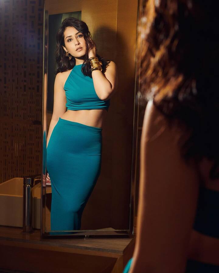 తాజాగా ఈ ముద్దుగుమ్మ షేర్ చేసిన గ్లామరస్ ఫోటోలు నెటిజన్లను బాగా ఆకట్టుకుంటున్నాయి. Photo Credit: Raashii Khanna/Instagram