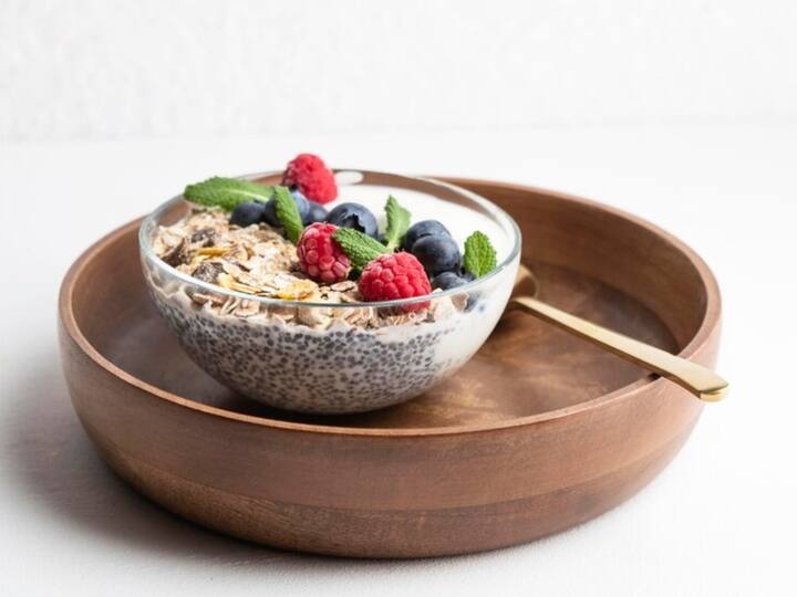 चिया सीड्स दलिया- दलिया के लिए चिया सीड्स को जई, केले, दूध, बादाम, खजूर और शहद के साथ मिलाकर कर लें.