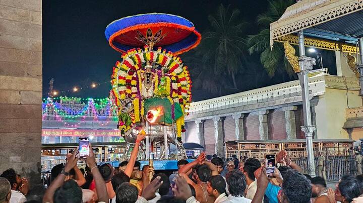 திருவண்ணாமலை அண்ணாமலையார் கோயிலில் உண்ணாமுலை அம்மனுடன் அண்ணாமலையார் சிறப்பு அலங்காரத்தில் தோன்றினார். இதில் ஏராளமான பக்தர்கள் அரோகரா கோசம் எழுப்பி சாமி தரிசனம் செய்தனர்.
