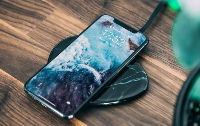 Notifications: કેટલીકવાર દરેક એપમાંથી વારંવાર આવતા નોટિફિકેશનને કારણે બેટરીનો યૂઝ ઝડપથી થાય છે. તેથી, જેની તમને વધુ જરૂર નથી તેની નૉટિફિકેશન બંધ કરી દો.