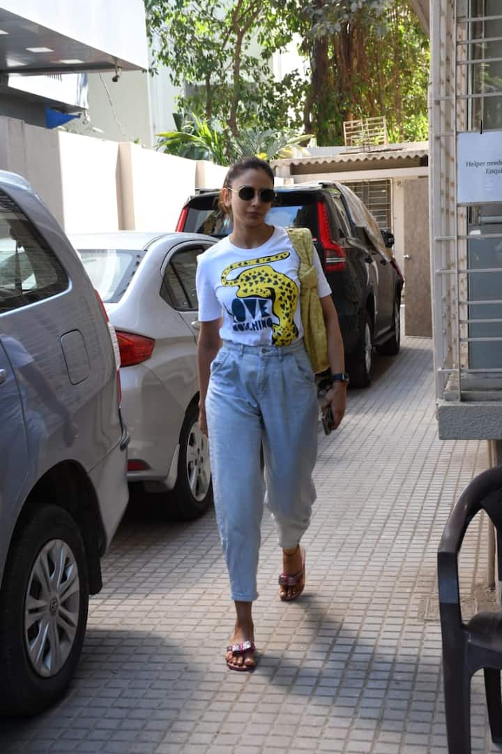 रकुल आज काफी कैजुअल लुक में दिखीं, ना उनकी मांग में सिंदूर दिख रहा था और ना ही उन्होंने हाथों में चूड़ा पहना हुआ था. उन्हें देखकर ये लग ही नहीं रहा था कि वे न्यूली वेड हैं.