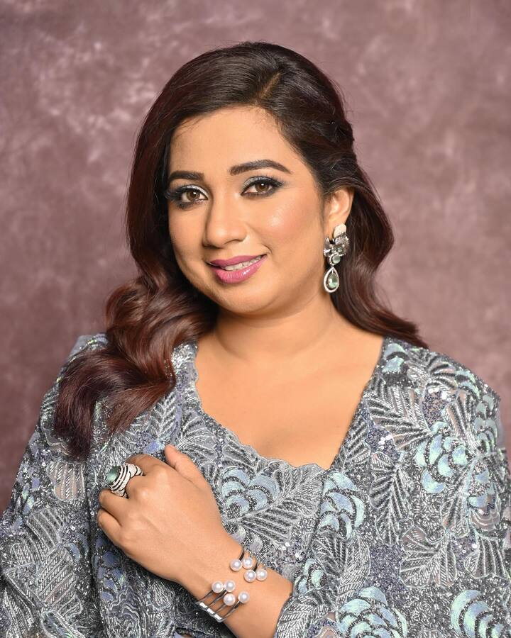श्रेया घोषाल 20 वर्षांपासून आपल्या गोड आणि जादुई आवाजाने श्रोत्यांचे मनोरंजन करत आहे. श्रेया रिअॅलिटी शोची परीक्षक देखील आहे. (photo:shreyaghoshal/ig)