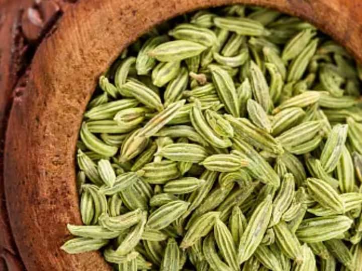 सौंफ़ के बीज- भारत में भोजन के बाद सौंफ़ चबाना एक प्रथा है. ये न केवल डाइजेशन में मदद करते हैं बल्कि स्वाभाविक रूप से सांसों को ताज़ा भी करते हैं.