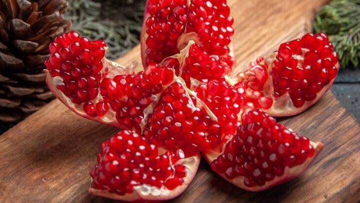 इस फल में ऐसे पोषक तत्व पाए जाते हैं, जिनके कारण हमारे शरीर में कुछ खास प्रकार की कमियां कभी नहीं होती. अनार खाने से विटामिन C, के, फोलेट और पोटेशियम जैसे जरूरी पोषक तत्वों की प्राप्ति होती है, जो हमें स्वस्थ रखने में मदद करते हैं.