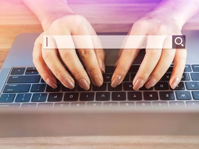 સ્પેસ બાર સૌથી મોટો છે કારણ કે તે બંને હાથથી દબાવવા માટે રચાયેલ છે. ટાઇપિંગ કન્ફિગરેશન વિશે વાત કરીએ તો, જો તમારી ડાબી તર્જની આંગળી 'F' પર છે અને તમારી જમણી આંગળી 'J' કી પર છે, તો તમારા બંને અંગૂઠા સ્પેસ બારને દબાવી શકશે.