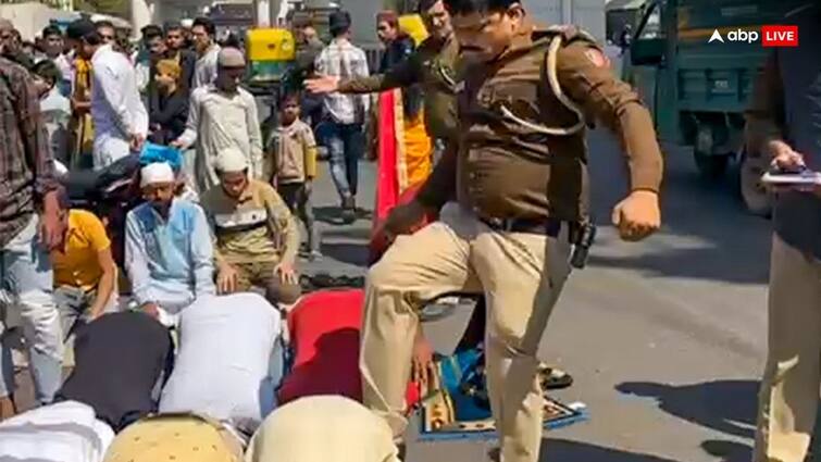 Mukhtar Abbas Naqvi reaction on delhi cop kicking muslims on street says india was and will remain heaven कुछ जाहिल जालिमों के जुर्म से मेरा मुल्क जख्मी नहीं हो सकता- नमाजी को लात मारने के मामले पर बोले मुख्तार अब्बास नकवी