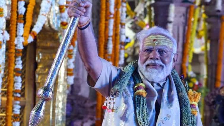 हाथ में त्रिशूल, माथे में तिलक, काशी में नए लुक में नजर आए पीएम मोदी PM Modi photo from Kashi trident Kashi Vishwanath Temple हाथ में त्रिशूल, माथे में तिलक, काशी में नए लुक में नजर आए पीएम मोदी