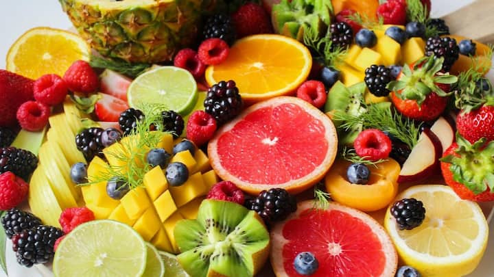 साखरेची पातळी नियंत्रित करण्यासाठी काही फळे खूप उपयुक्त ठरू शकतात. ते रक्तात ग्लूकोज हळूहळू सोडतात, ज्यामुळे साखरेची पातळी नियंत्रणात राहते. जाणून घ्या त्या फळांची नावे !