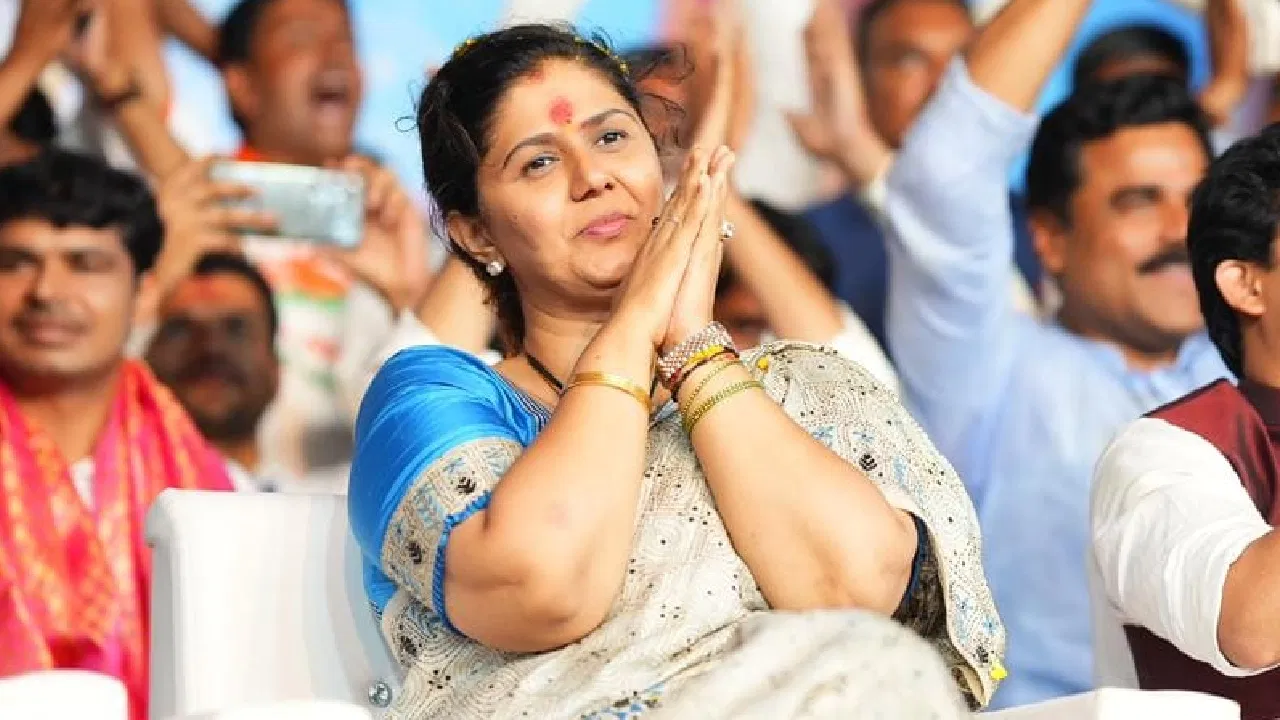 Pankaja Munde VIDEO : लोकसभेच्या निवडणुकीत तुम्ही काळजी घ्या, मी पुढे तुमची काळजी घेते; जिल्ह्यातील नेत्यांसमोर पंकजा मुंडेंचं सूचक वक्तव्य 