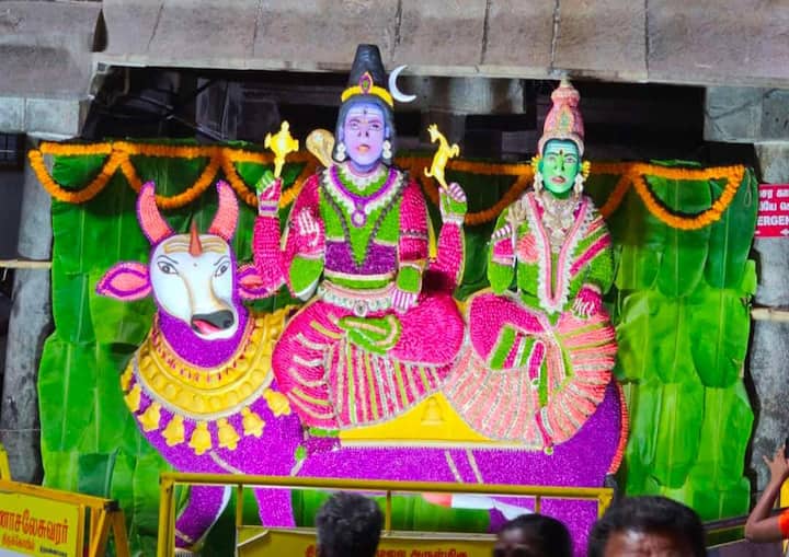 திருவண்ணாமலை அண்ணாமலையார் கோயிலில் சிவன், பார்வதி அம்மாள் நந்தி வாகனத்தில் அமர்ந்தவாறு சிறப்பு வண்ண மலர்கள் அலங்கரிக்கப்பட்டு உள்ளது.