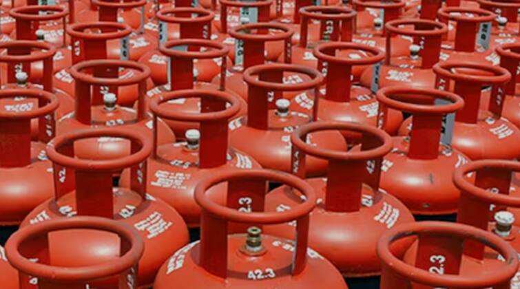 300 discount on LPG cylinder from April 1 Lok Sabha Election: 1 ਅਪ੍ਰੈਲ ਤੋਂ ਲੋਕਾਂ ਨੂੰ ਰਾਹਤ ! LPG ਸਿਲੰਡਰ 'ਤੇ 300 ਰੁਪਏ ਦੀ ਛੋਟ, ਕਰੋੜਾਂ ਲੋਕਾਂ ਨੂੰ ਹੋਵੇਗਾ ਫਾਇਦਾ