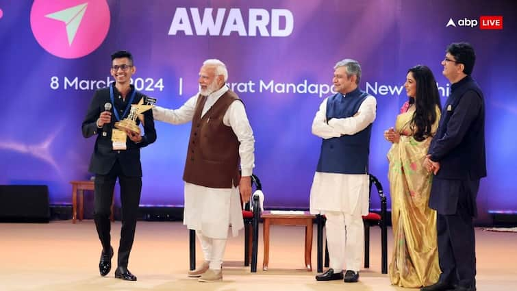 National Creators Award See how PM Narenda Modi Joke on Malhar Kalambe on healthy eating Video National Creators Award: कुछ खाया पिया करो- इशारों-इशारों में जब क्रिएटर से बोले PM मोदी, देखिए VIDEO