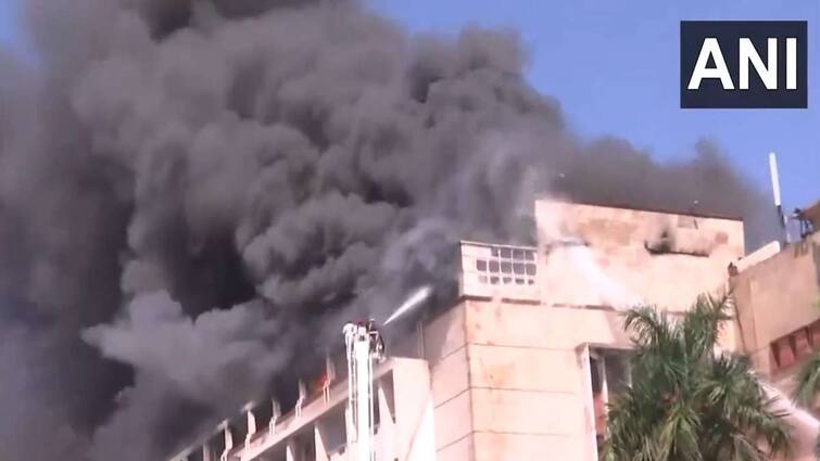 Massive fire breaks out at Vallabh Bhavan State Secretariat in Bhopal madhya pradesh WATCH video marathi news Bhopal Fire : भोपाळमध्ये अग्नितांडव! मंत्रालयाला भीषण आग, चार मजले आगीच्या भक्ष्यस्थानी