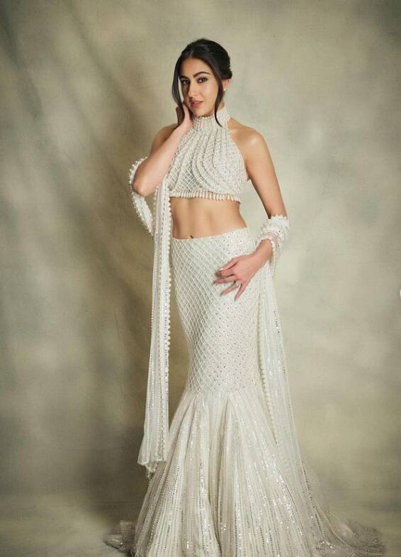 इस लिस्ट में सारा अली खान का नाम भी आता है. एक्ट्रेस को 44 मिलियन लोग फॉलो करते हैं. फैंस सारा की पोस्ट को काफी पसंद करते हैं.