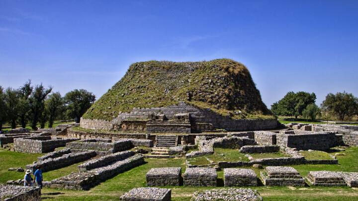 ভারতের তক্ষশিলা বিশ্ববিদ্যালয়েই প্রথম কলা এবং বিজ্ঞান চর্চা শুরু হয়। বিশ্ববিদ্যালয়ে ২০০ অধ্যাপক এবং ১০ হাজারের বেশি পড়ুয়া ছিলেন। লেকচার হল ছিল ৩০০টি। জ্যোতির্বিজ্ঞান চর্চার কেন্দ্রও ছিল তক্ষশিলা। ০-এর আবিষ্কারও ভারতেই। ছবি: পিক্সাবে।