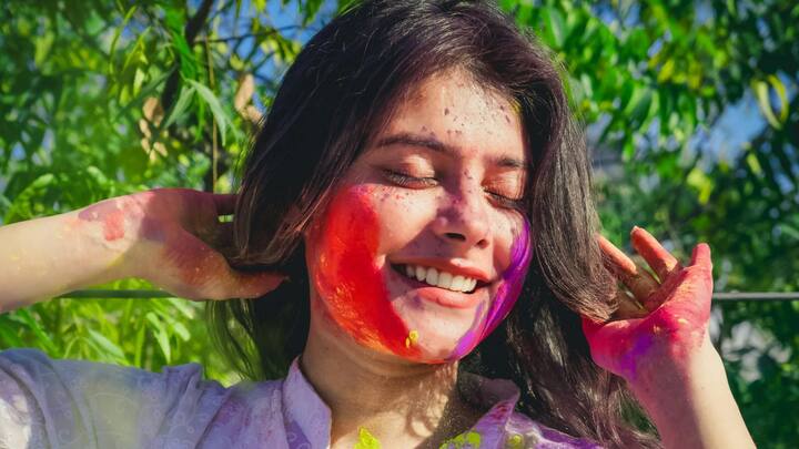 Hair Care in Holi : होळी खेळण्यापूर्वी आणि नंतर केसांसाठी काही टिप्सचे पालन करणे महत्वाचे आहे. ते जाणून घ्या.