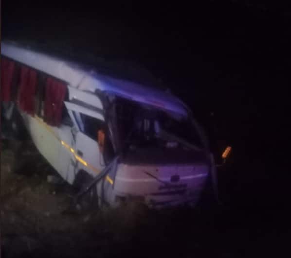 Bus accident in Drarka, 8 people injured and one person dead Accident :દ્વારકા નજીક બસ પલટી જતાં  8 દર્શનાર્થી ઇજાગ્રસ્ત, 2ની હાલત ગંભીર, 1 વ્યક્તિનું ઘટનાસ્થળે જ મોત