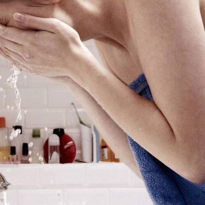 ਸਵੇਰੇ ਉੱਠਦੇ ਹੀ ਹਲਕੇ ਕਲੀਂਜ਼ਰ ਦੀ ਮਦਦ ਨਾਲ ਆਪਣੀ ਚਮੜੀ ਨੂੰ ਸਾਫ਼ ਕਰੋ। ਸਾਬਣ ਜਾਂ ਝੱਗ ਵਾਲੀਆਂ ਚੀਜ਼ਾਂ ਤੋਂ ਪਰਹੇਜ਼ ਕਰੋ ਅਤੇ ਕੁਦਰਤੀ ਚੀਜ਼ਾਂ ਦੀ ਮਦਦ ਨਾਲ ਚਮੜੀ ਨੂੰ ਸਾਫ਼ ਕਰਨਾ ਬਿਹਤਰ ਹੋਵੇਗਾ। ਜੇਕਰ ਤੁਹਾਡੀ ਚਮੜੀ ਖੁਸ਼ਕ ਹੈ ਤਾਂ ਕ੍ਰੀਮ ਜਾਂ ਤੇਲ ਵਾਲਾ ਕਲੀਨਜ਼ਰ ਵਰਤ ਸਕਦੇ ਹੋ।