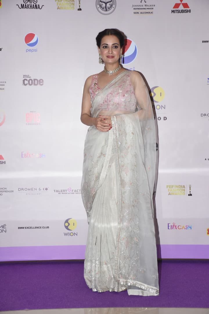 अभिनेत्री दीया मिर्जा ने फ्लोरल ब्लाउज के साथ स्टाइलिश सफेद ऑर्गेना साड़ी पहनी थी।