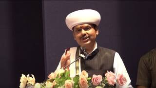 VIDEO : गाढवाला चंदन लावलं तरी ते उकिरड्यावर जाऊन अंगाला राख लावणारच; देवेंद्र फडणवीसांची उद्धव ठाकरेंवर जहरी टीका