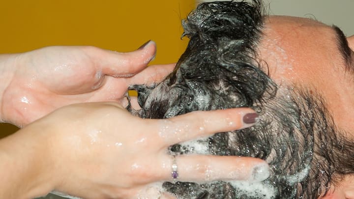 শ্যাম্পুর আবিষ্কারও এই ভারতেই। মুঘল যুগে প্রথম শ্যাম্পুর আবিষ্কার হয়। হিন্দি শব্দ চাম্পো থেকে শ্যাম্পুর আগমন। মুঘল যুগে ক্ষার, প্রাকৃতিক তেল এবং সুগন্ধী সংযোগে বিশেষ মিশ্রণ তৈরি করে মাথা ধোয়ার চল ছিল। পরে বিহার নিবাসী বাঙালি ব্যবসায়ী শেখ দীন মহম্মদ ব্রিটেনের বাজারে শ্যাম্পু নিয়ে হাজির হন। ছবি: পিক্সাবে।