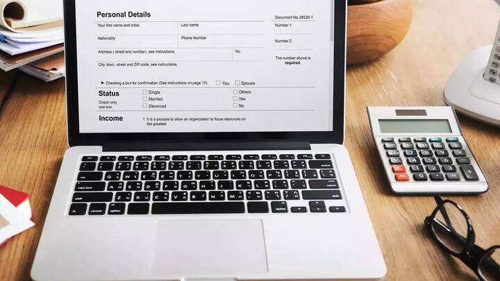 इसके बाद अपनी डिटेल्स डालकर लॉगिन अब करना होगा. लाॅगिन होने के बाद आप ए फाइल टाइप पर क्लिक करें फिर उसके बाद फाइल इनकम टैक्स रिटर्न पर क्लिक कर दें. साथ ही आपका एसेसमेंट ईयर चुने और फिर कंटिन्यू पर क्लिक कर दें.