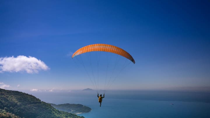 Paragliding Tips : पॅराग्लायडिंगचे नियमन केले जात नाही म्हणून भारत  देशात कुठेही उड्डाण करण्यासाठी परवान्याची आवश्यकता नाही.अनेक जण फिरायला गेल्यानंतर याचा आनंद घेतात.