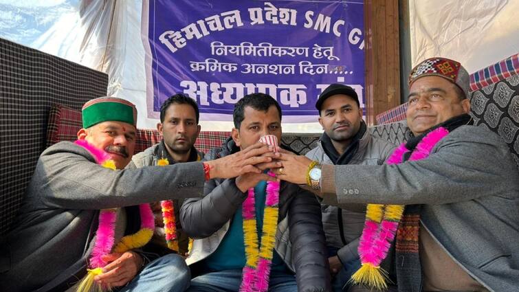 Himachal Pradesh SMC teachers end serial hunger strike Himachal: एसएमसी अध्यापकों ने खत्म की क्रमिक भूख हड़ताल, 43 दिन बाद खाली किया धरना स्थल