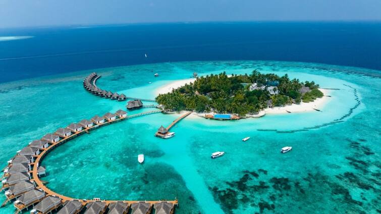 Maldives sees 33 percent drop in Indian tourists amid diplomatic row top visiting country is china Maldives: இந்தியர்களின் செயலால் நிலைகுலைந்த மாலத்தீவு! லட்சத்தீவு விவகாரத்தில் செம்ம அடி!