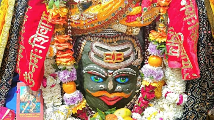 Mahakaleshwar Temple Ujjain: उज्जैन के महाकालेश्वर मंदिर में होने वाली भस्म आरती शिव भक्तों के आकर्षण का केंद्र रहती है. भस्म आरती में शामिल होने के लिए देशभर के शिव भक्त उज्जैन पहुंचते हैं.