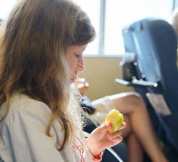 ਸਫ਼ਰ ਦੌਰਾਨ ਬੱਚਿਆਂ ਨੂੰ ਬਾਹਰ ਦਾ ਤਲਿਆ ਭੋਜਨ ਨਾ ਖਿਲਾਓ। ਇਸ ਨਾਲ ਉਹਨਾਂ ਦੀ ਛਾਤੀ ਵਿੱਚ ਜਲਨ ਹੋ ਸਕਦੀ ਹੈ ਜਾਂ ਉਹਨਾਂ ਦਾ ਪਾਚਨ ਵਿਗੜ ਸਕਦਾ ਹੈ। ਵਾਧੂ ਮਿੱਠੀਆਂ ਅਤੇ ਠੰਡੀਆਂ ਚੀਜ਼ਾਂ ਨੂੰ ਉਹਨਾਂ ਤੋਂ ਦੂਰ ਰੱਖੋ। ਜਿਵੇਂ ਕਿ ਸਾਫਟ ਡਰਿੰਕਸ ਜਾਂ ਆਰਟੀਫਿਸ਼ੀਅਲ ਡਰਿੰਕਸ।