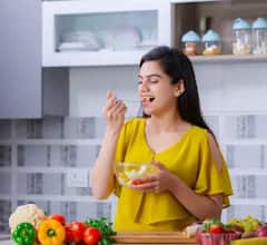 घर बैठे पाएं खूबसूरत और मजबूत नेल्स, बहुत आसान से हैं स्टेप्स