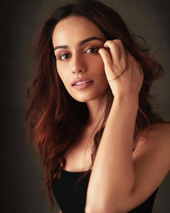 માનુષી આ લુકમાં ખૂબ જ સુંદર લાગી રહી છે. હંમેશની જેમ, તેના ચાહકોને આ લુક પસંદ આવ્યો છે.