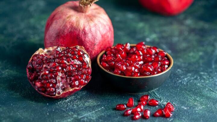 विटामिन सी और के- अनार में विटामिन सी और के की भरपूर मात्रा होती है. विटामिन सी आपकी इम्युनिटी को मजबूत करता है और विटामिन के हड्डियों की मजबूती में योगदान देता है.
