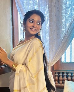 Bhavana Lasya Photos: శోభనం పెళ్లి కూతురిలా నటి లాస్య - చీరలో ఫిదా చేస్తున్న 'మల్లి'