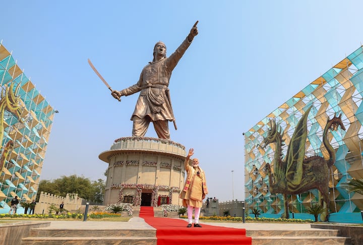 प्रधानमंत्री नरेंद्र मोदी ने शनिवार को असम के जोरहाट में 'अहोम जनरल' लाचित बोरफुकन की 125 फुट ऊंची कांस्य प्रतिमा का भी अनावरण किया।  (फोटो: एक्स/@नरेंद्रमोदी)