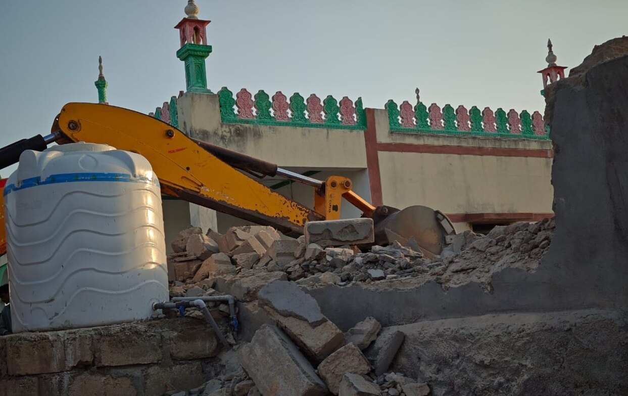Kutch Demolition: ફરી ચાલ્યુ 'દાદાનું બૂલડૉઝર', કચ્છમાં મોડી રાત્રે વધુ ત્રણ દરગાહને તોડી પડાઇ, તસવીરો