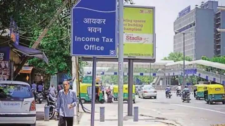 इसके बाद आप एक नए पेज पर पहुंच जाएंगे. जहां आपके द्वारा दर्ज की गई जानकारी पहले से ही मौजूद होगी. अगर सीरियल सारी सही है तो उसे वैलिडेट कर दें. इसके बाद रिटर्न को वेरीफाई करें और इनकम टैक्स डिपार्टमेंट को इसकी एक हार्ड कॉपी पोस्ट कर दें.