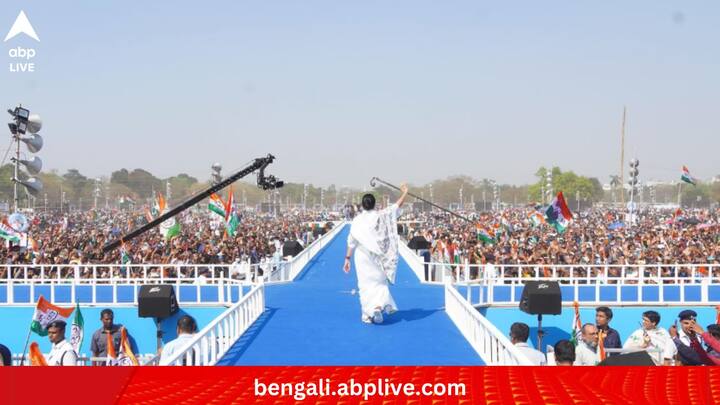 রবিবারের সভা থেকে ৪২ লোকসভা আসনের প্রার্থীর নাম ঘোষণা করে তৃণমূল। একদিকে যখন মাইক হাতে অভিষেক বন্দ্যোপাধ্যায় সেই নামগুলি পড়ছেন, অন্য দিকে তখন প্রার্থীদের সঙ্গে নিয়ে মঞ্চ-লাগোয়া Ramp-এ হাঁটছেন তৃণমূলনেত্রী। পরিচিত মুখ থেকে সদ্য রাজনীতিতে আসা সকলের সঙ্গে আমজনতার পরিচয় ঘটাতেই এই 'ওয়াক।'(ছবি:AITC Official Facebook)