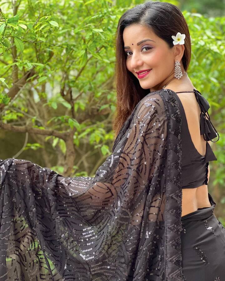 આ જ કારણ છે કે મોનાલિસા તેના ચાહકોને વારંવાર વિઝ્યુઅલ ટ્રીટ આપે છે. આ દરમિયાન મોનાલિસાની કેટલીક તસવીરો સામે આવી છે, જેમાં તેનો લુક જોવા જેવો છે.