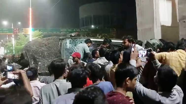 Patna Road Accident on Atal Path 3 Youths Injured One Died ANN पटना में अटल पथ पर तेज रफ्तार कार पलटी, 4 युवक सवार थे, एक की मौत की खबर