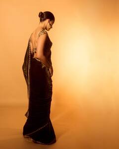 Alia Bhatt Photos : கருப்பு நிற புடவையில் தகதகன்னு ஜொலிக்கும் நடிகை ஆலியா பட்!