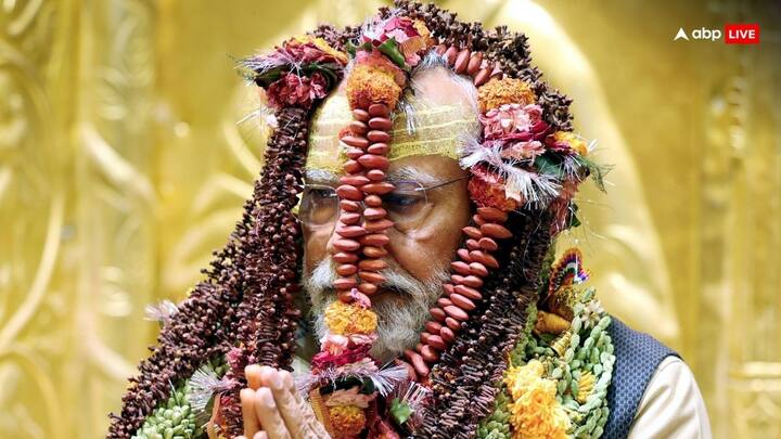 नरेंद्र मोदी ने पूजा करने के लिए माथे पर त्रिपुंड लगवाया था. उन्हें इस दौरान फूल-माला पहनाई गई थी और उनकी इन तस्वीरों की काफी चर्चा हुई.