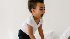 Parenting Tips : मुले इतरांशी गैरवर्तन करतात ? ह्या टिप्स वापरुन करा स्वभावात बदल  !