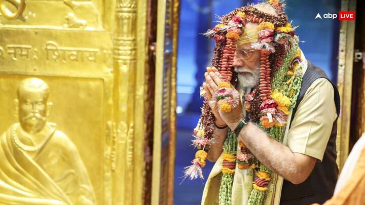 बाबा का आशीर्वाद लेने के बाद मंदिर परिसर में उन्होंने पुजारियों से बातचीत की. इसके बाद उन्होंने त्रिशूल दिखाकर चुनाव का बिगुल फूंका.