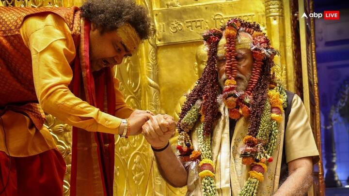 30 मिनट तक पूजन के बाद त्रिशूल उठाकर पीएम ने 'हर हर महादेव' का जयघोष किया. प्रधानमंत्री ने फिर वहां 2024 में जीत के लिए आशीर्वाद मांगा.